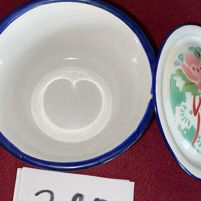 Lot 320 - Vintage Enamelware Bowl with Lid