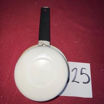  Lot 325 - Vintage Enamelware Pot