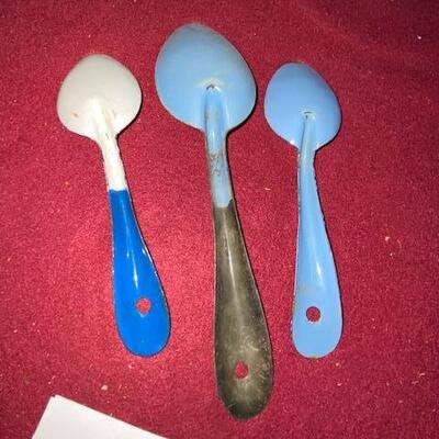 Lot 326 - Vintage Enamelware spoons