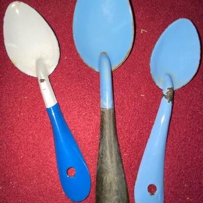 Lot 326 - Vintage Enamelware spoons