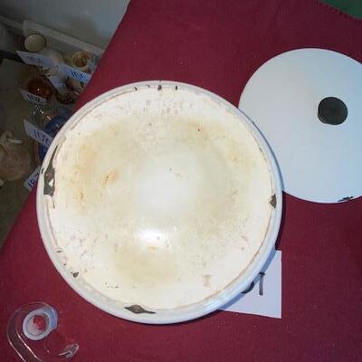 Lot 337 - Vintage Enamelware Pot with lid