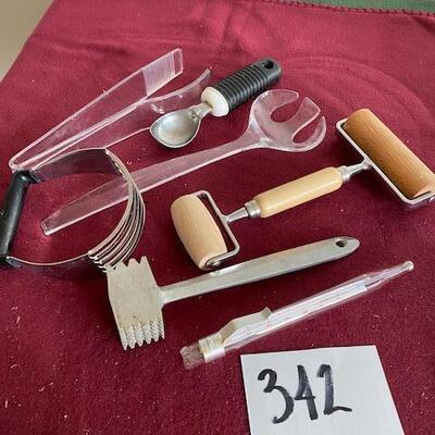 Lot 342 - Kitchen items
