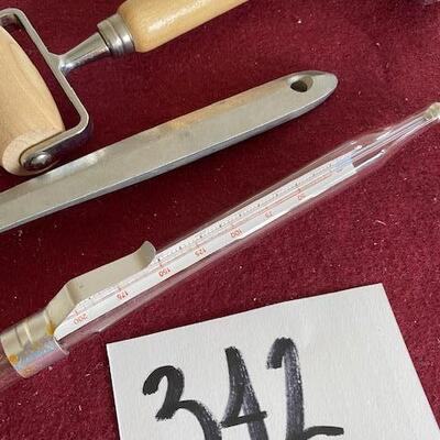 Lot 342 - Kitchen items