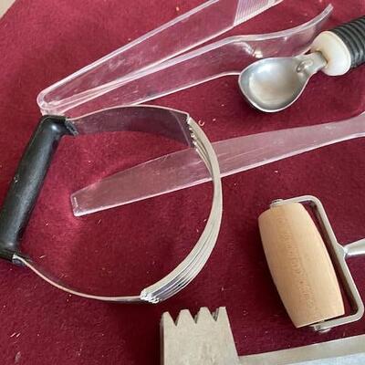 Lot 342 - Kitchen items