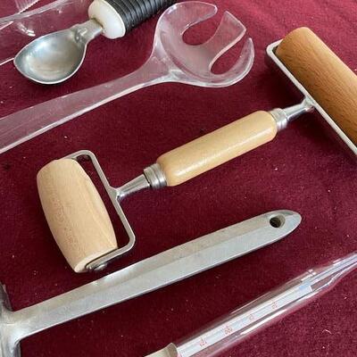 Lot 342 - Kitchen items