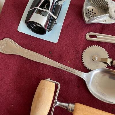 Lot 343 - Kitchen items