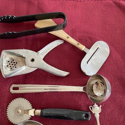 Lot 343 - Kitchen items