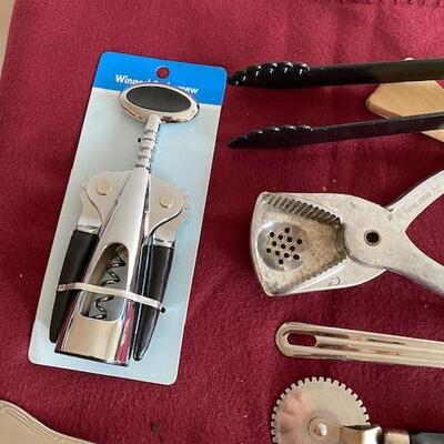 Lot 343 - Kitchen items