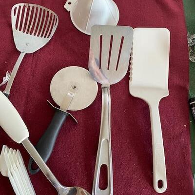 Lot 344 - kitchen items