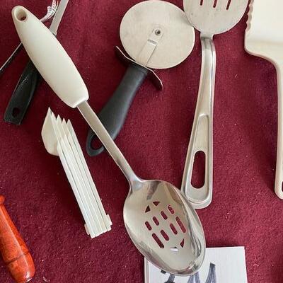 Lot 344 - kitchen items