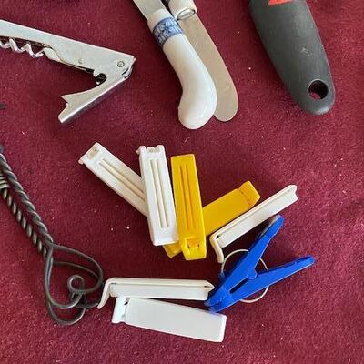 Lot 345 - kitchen items