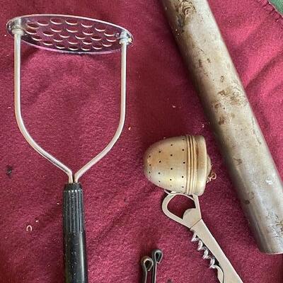Lot 345 - kitchen items