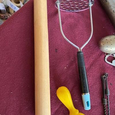 Lot 345 - kitchen items