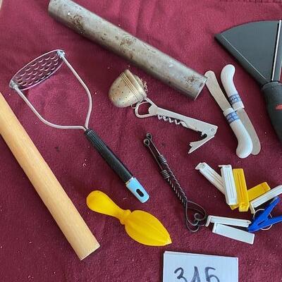 Lot 345 - kitchen items
