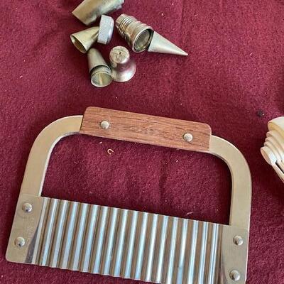 Lot 346 - Kitchen items