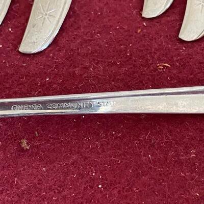 Lot 358 - Vintage Oneida Twin Star Tea Spoons