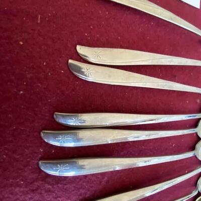 Lot 358 - Vintage Oneida Twin Star Tea Spoons