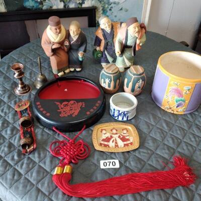 Lot 070  Chinese Decor Lot