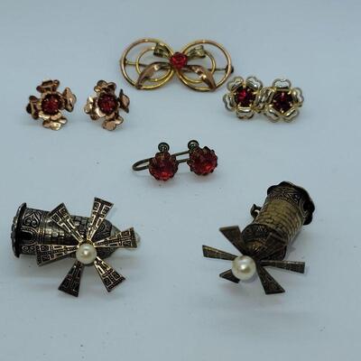 Lot JMO1: 3 unique vintage brooches and 3 pair screwback earrings