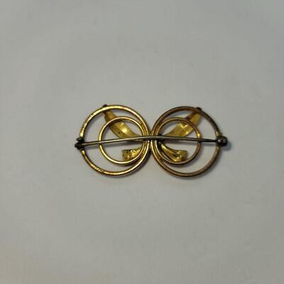 Lot JMO1: 3 unique vintage brooches and 3 pair screwback earrings