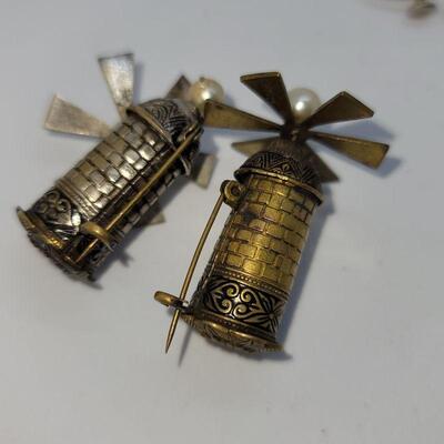Lot JMO1: 3 unique vintage brooches and 3 pair screwback earrings