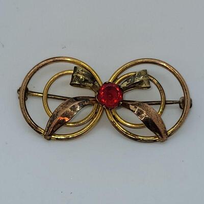 Lot JMO1: 3 unique vintage brooches and 3 pair screwback earrings