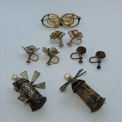 Lot JMO1: 3 unique vintage brooches and 3 pair screwback earrings