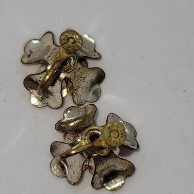 Lot JMO1: 3 unique vintage brooches and 3 pair screwback earrings