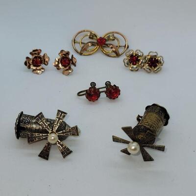 Lot JMO1: 3 unique vintage brooches and 3 pair screwback earrings