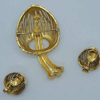 Lot JMO2: Vintage Monet White Enamel and goldtone Mushroom Brooch and matching clip-on earrings 