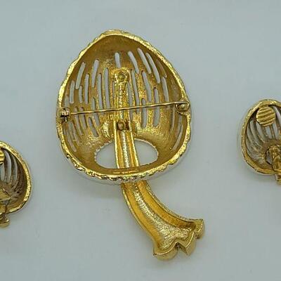 Lot JMO2: Vintage Monet White Enamel and goldtone Mushroom Brooch and matching clip-on earrings 
