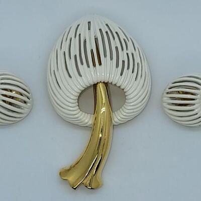 Lot JMO2: Vintage Monet White Enamel and goldtone Mushroom Brooch and matching clip-on earrings 