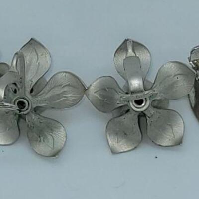 Lot JMO3: 5 paiir Beautiful Vintage Clip on Earrings and a pin 