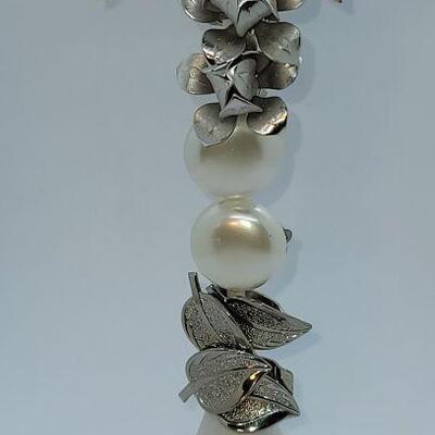 Lot JMO3: 5 paiir Beautiful Vintage Clip on Earrings and a pin 