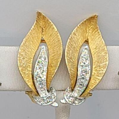Lot JMO3: 5 paiir Beautiful Vintage Clip on Earrings and a pin 