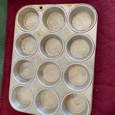 Lot 377 - Cupcake pans