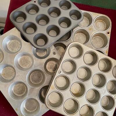 Lot 377 - Cupcake pans