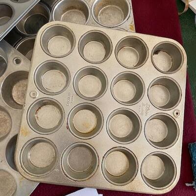 Lot 377 - Cupcake pans