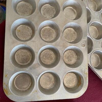 Lot 377 - Cupcake pans