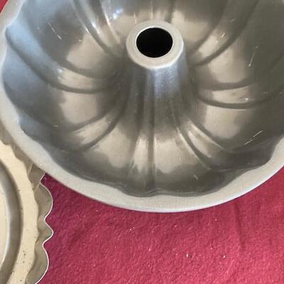Lot 380 -  Bundt pan and dessert pan