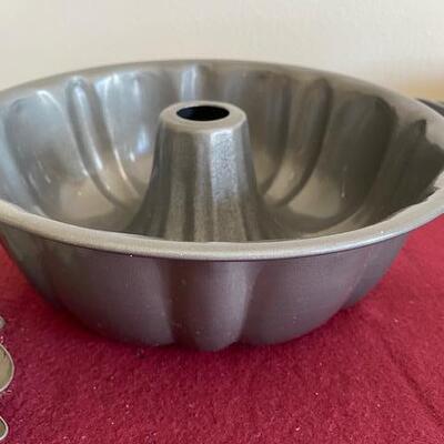 Lot 380 -  Bundt pan and dessert pan