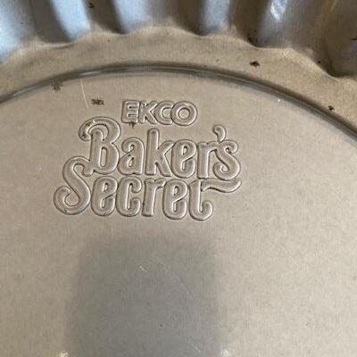 Lot 380 -  Bundt pan and dessert pan