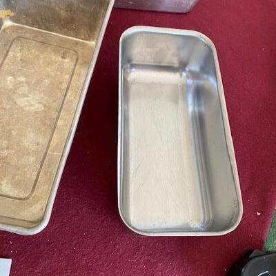 Lot 381 - Bread pans