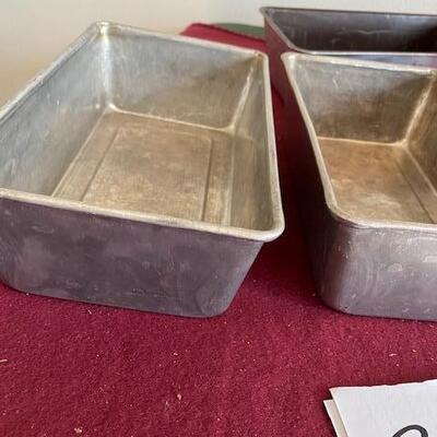Lot 381 - Bread pans
