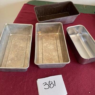 Lot 381 - Bread pans