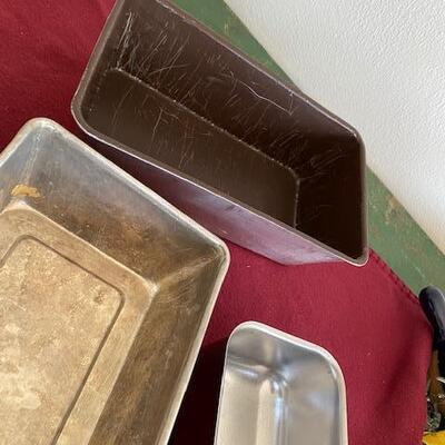Lot 381 - Bread pans