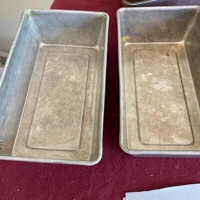 Lot 381 - Bread pans