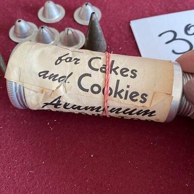Lot 386 - Vintage Aluminum Cake decorator
