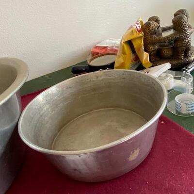 Lot 391 - Large aluminum Pans
