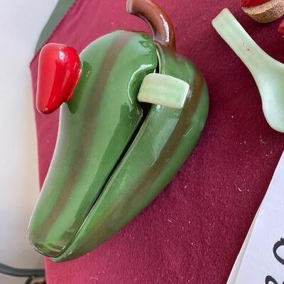 Lot 395 - Chili pepper items